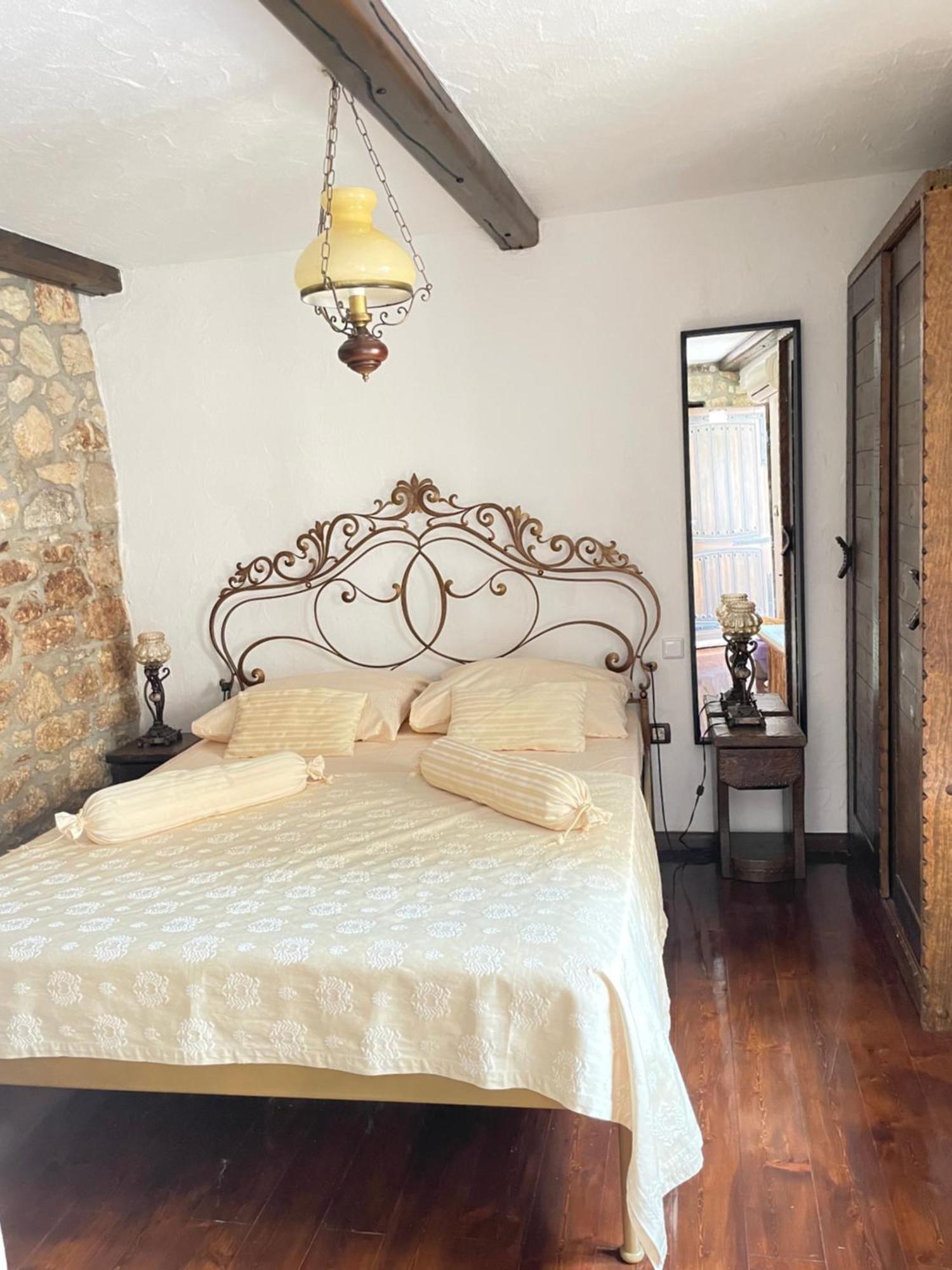 Stone House Srida Homestay *