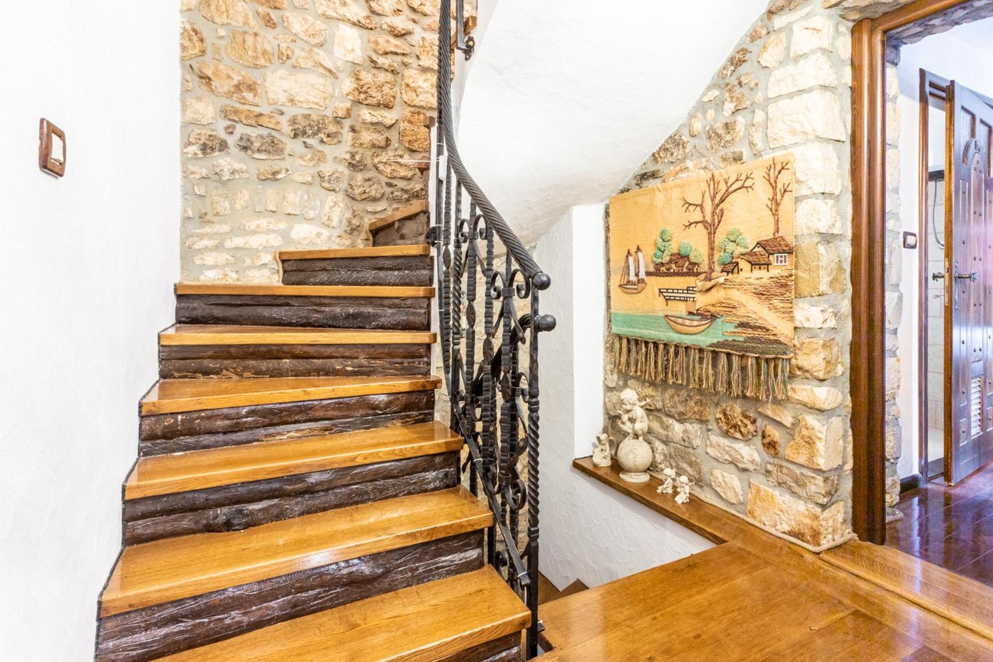 Homestay Stone House Srida
